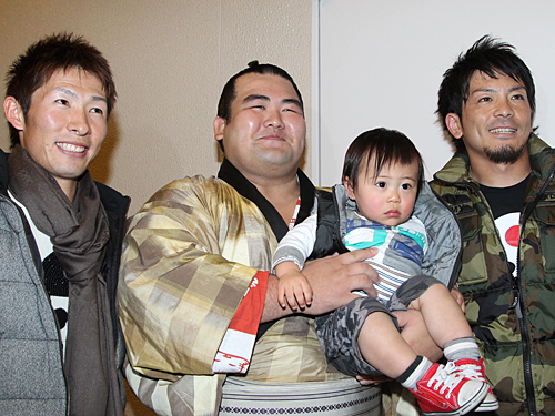 ソフトバンク・松田（右）の長男を笑顔で抱きかかえる琴奨菊（中）右は本多