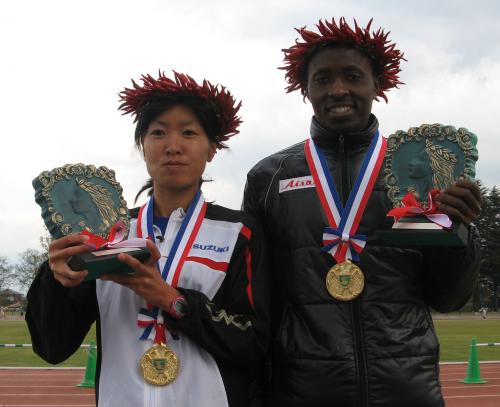 フルマラソンを制した男子のマイナ・ディション・カルクワ（右）と女子の赤川香織はスポニチ杯を手に笑顔