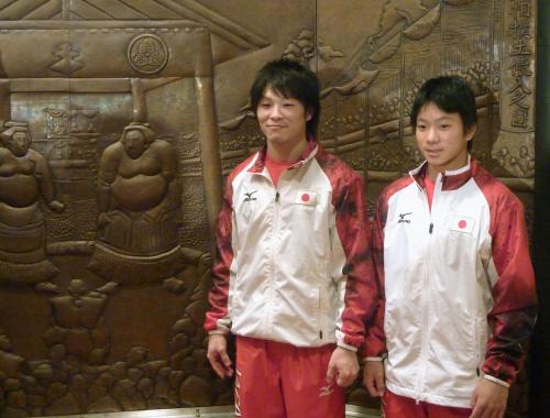 大相撲のパネルの前で記念写真に納まる、体操のＷ杯シリーズ東京大会に出場する内村航平（左）と野々村笙吾