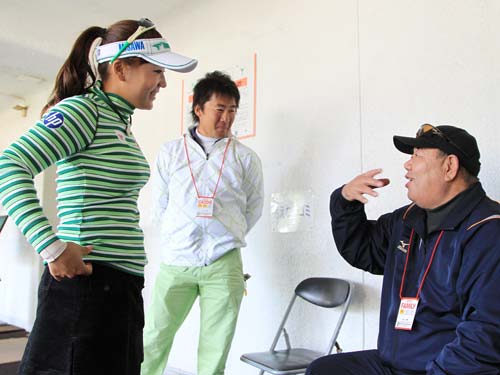 有村は元東北高野球部監督で九州国際大付野球部・若生監督（右）の激励を受ける