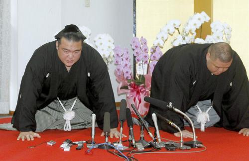 日本相撲協会の使者から大関昇進を伝達され、口上を述べる稀勢の里。右は鳴戸親方