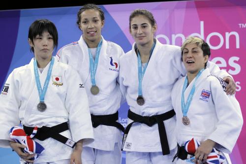 女子57キロ級で銀メダルの平井希（左端）