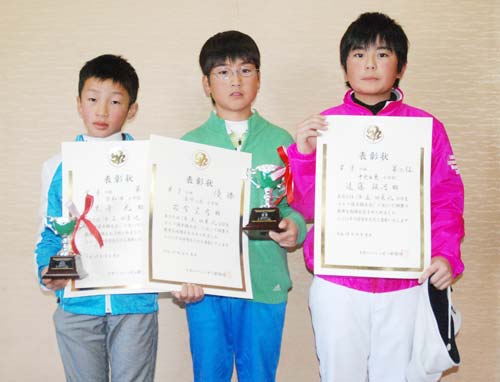 男子の部で全国大会出場を決めた（左から）黒沢、若有、遠藤