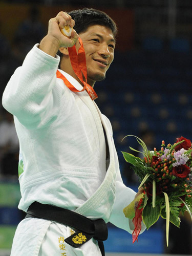０８年の北京五輪で、金メダルを掲げる内柴正人容疑者