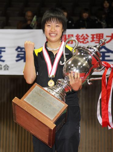 全日本総合バドミントン女子シングルス決勝で、広瀬の欠場で優勝し、トロフィーを手に笑顔を見せる奥原