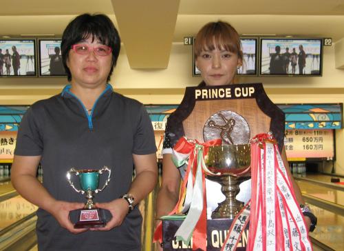 ＜スポニチ後援第３４回ＪＬＢＣクイーンズオープンボウリングプリンスカップ＞優勝した川口富美恵（右）とベストアマの太田千恵はカップを手に笑顔