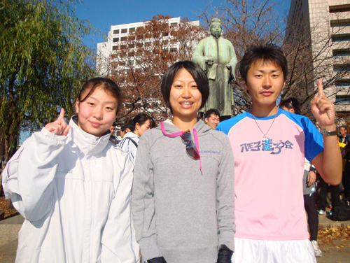 前田選手（中）に祝福される５キロ優勝の沢田さん（右）と江口さん