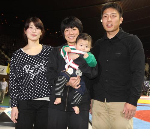 ＜全日本レスリング選手権　女子４８キロ級＞ヒモをパクリ！優勝した小原（左から２人目）は妹・真喜子さん（左）の息子・豪太くん（右から２人目）に金メダルをかけて笑顔（右は夫の康司さん）