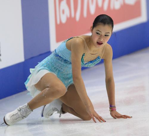 フィギュアスケート全日本選手権、女子フリーでステップで転倒した村上佳菜子