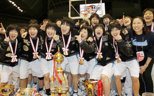 ２連覇を果たし、笑顔で写真に納まる長岡（左から４人目）ら札幌山の手の選手たち