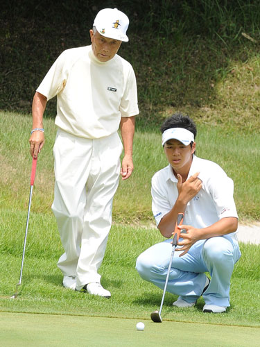２００８年、杉原輝雄氏（左）のアドバイスを聞きながらラインを読む石川遼