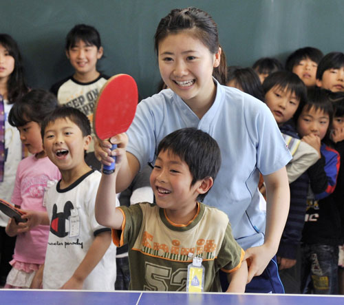 津波被害を受けた東六郷小の生徒と卓球をする福原