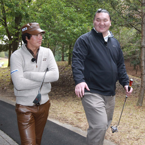 一緒にゴルフを楽しみ親睦を深める横綱・白鵬（右）と石川　
