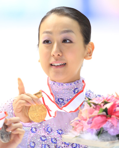 全日本フィギュアで優勝し金メダルを手に笑顔を見せる浅田真央