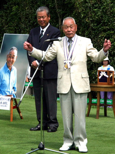 ２００３年、ＪGTOゴルフトーナメント功労賞を贈られあいさつをする林由郎氏。左は島田幸作理事長
