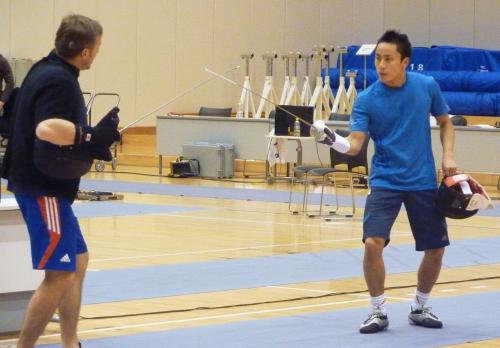 フェンシング男子フルーレ日本代表の強化合宿で、剣さばきを確認する太田雄貴（右）