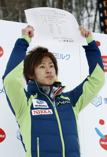 ジャンプ台記録更新の認定証を掲げる、初優勝した栃本翔平