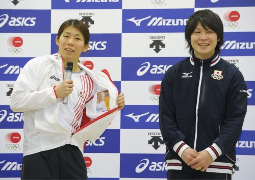 ロンドン五輪日本選手団の公式スポーツウエアを着た吉田沙保里選手（左）と内村航平選手