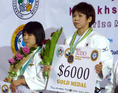 女子４８キロ級で優勝した福見友子。左は２位の浅見八瑠奈