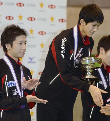 男子シングルスで水谷隼（左）を破り初優勝、表彰台で笑顔の吉村真晴