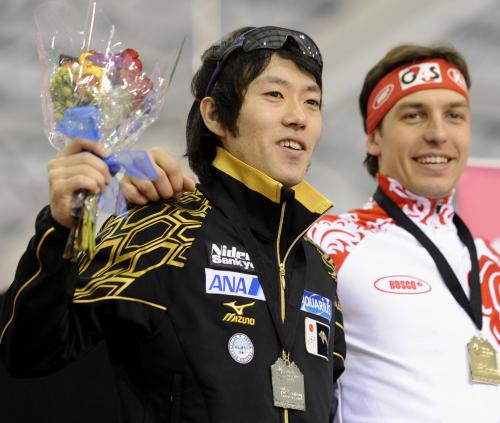 男子５００メートルで２位に入り表彰式で笑顔の長島圭一郎。右は優勝したドミトリー・ロブコフ