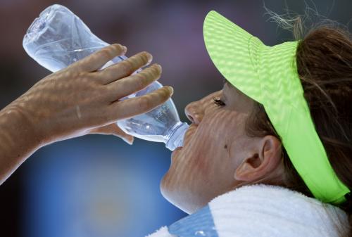 全豪オープン女子シングルス準々決勝、暑さからこまめに水分補給をするアザレンカ（ベラルーシ）