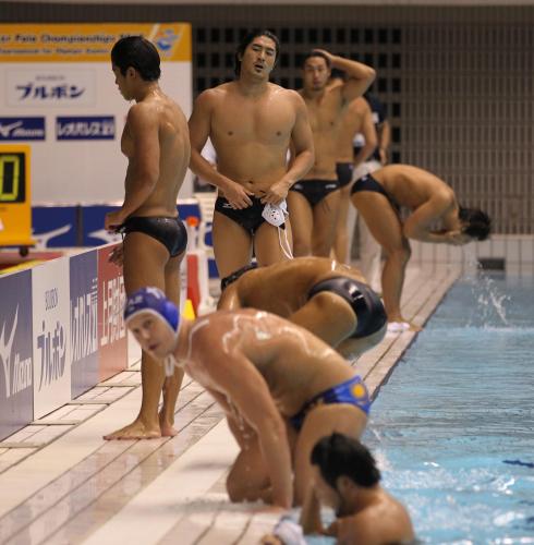 ＜水球アジア選手権　日本・カザフスタン＞カザフスタンに破れ、肩を落とす青柳（中央）らポセイドンジャパン