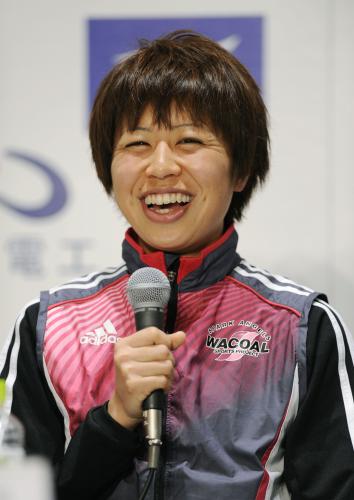 大阪国際女子マラソンを前に、記者会見で笑顔をみせる福士加代子＝２７日午後、大阪市内
