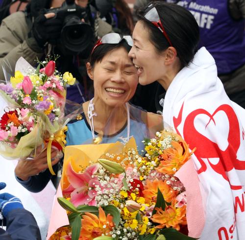 ＜大阪国際女子マラソン＞引退レースを５位で終えた嶋原清子（左）は佐藤由美と抱き合って号泣