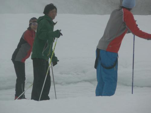 雨の中でスキー練習をする石川遼