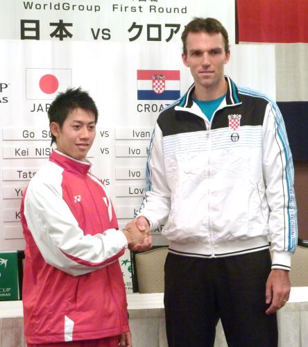 男子テニスのデ杯、日本―クロアチアで初日に対決する錦織圭（左）とイボ・カロビッチ