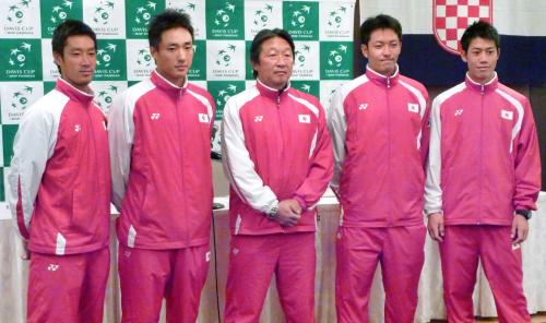 男子テニスのデ杯でクロアチアに挑む日本代表。左から杉田祐一、添田豪、竹内映二監督、伊藤竜馬、錦織圭