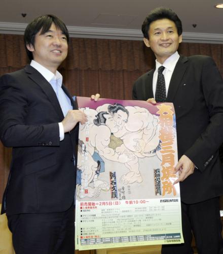 大阪市役所を訪れ、橋下徹市長（左）と大相撲春場所のポスターを手にする貴乃花親方
