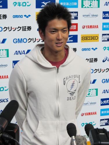 日本短水路選手権の前日練習後、取材に応える古賀淳也