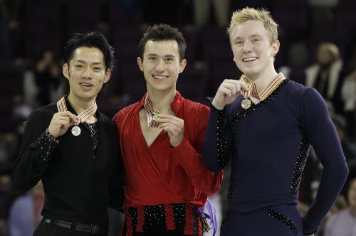 四大陸選手権男子で２位に入った高橋大輔（左）。中央は優勝のパトリック・チャン、右は３位のロス・マイナー