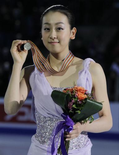フィギュアスケート四大陸選手権で２位となり、銀メダルを手にポーズをとる浅田真央