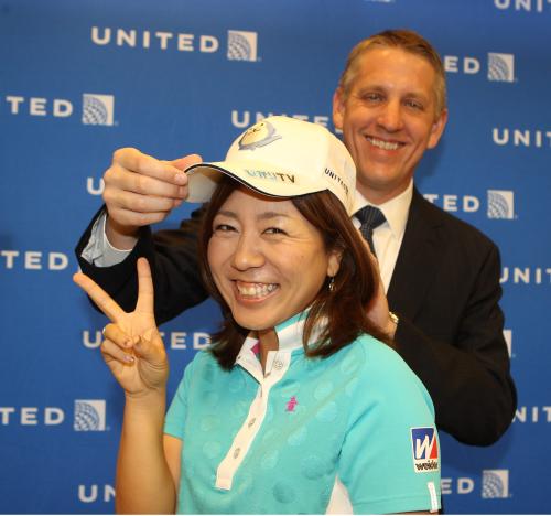 ユナイテッド航空とスポンサー契約を結んだ宮里美香（手前）はジェームス・ミュラー副社長からロゴ入り帽子を贈られる