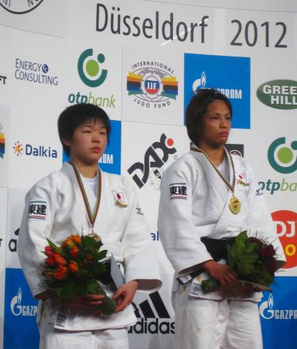 表彰式で写真に納まる女子57キロ級で優勝した松本薫（右）と２位の山本杏＝デュッセルドルフ