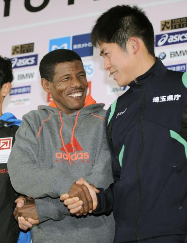 東京マラソンの記者会見で川内優輝（右）と握手するハイレ・ゲブレシラシエ