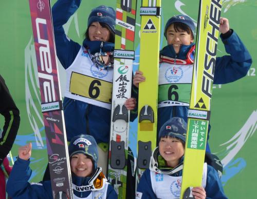 ジャンプ女子団体で初優勝し喜ぶ、（左上から時計回りに）岩渕、山田、伊藤、高梨