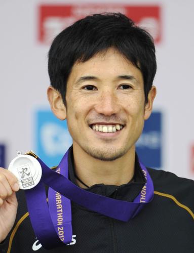男子で日本勢トップの２位となり、銀メダルを手に笑顔の藤原新