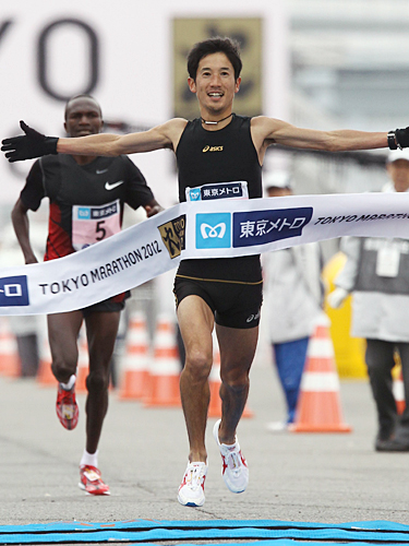 ＜東京マラソン２０１２＞日本人トップの２位でゴールする藤原新