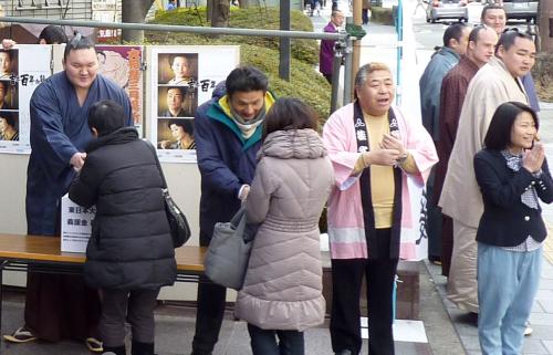 東日本大震災の復興支援で募金を呼び掛ける（左から）横綱白鵬関、貴乃花親方ら