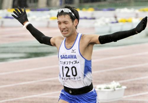ロンドン五輪の男子代表最終選考会を兼ねたびわ湖毎日マラソンで、日本人トップの４位でゴールする山本亮