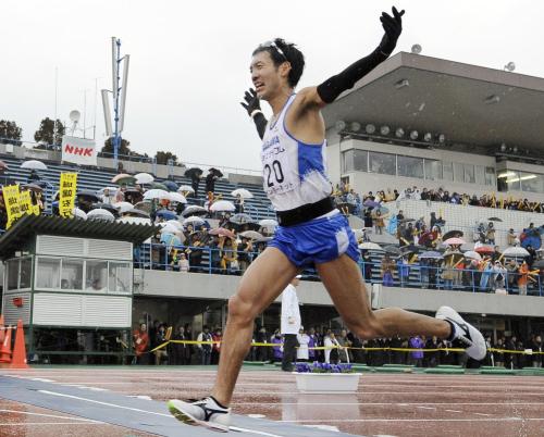 ロンドン五輪の男子代表最終選考会を兼ねたびわ湖毎日マラソンで、日本人トップの４位でゴールする山本亮