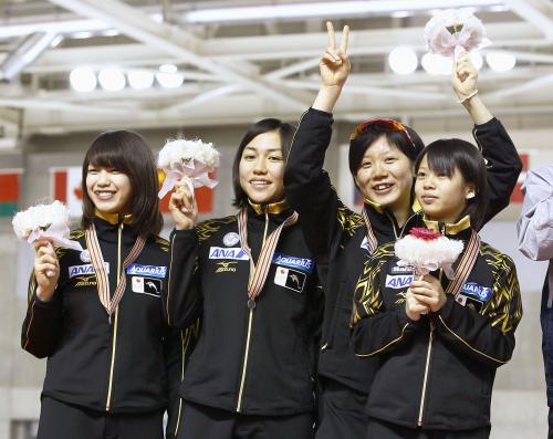 女子団体追い抜きで銀メダルとなり表彰台で喜ぶ日本の（左から）高山梨沙、樋沙織、高木美帆、高木菜那