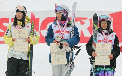 女子モーグルの表彰式で笑顔を見せる優勝した上村愛子。左は２位の伊藤あづさ、右は３位の市村美樹