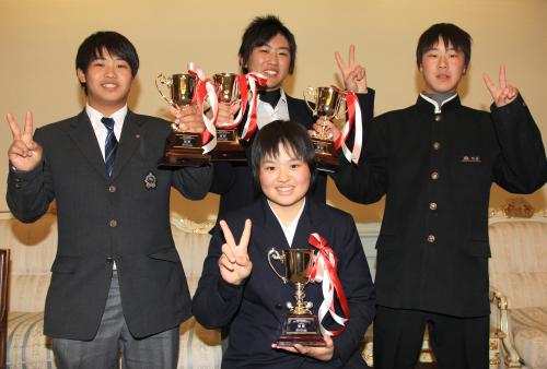 男子Ａ、Ｂ、Ｃの各ブロックを制した（左から）吉田隼人、伊藤優太、須藤啓太と女子優勝の小倉ひまわり（手前）