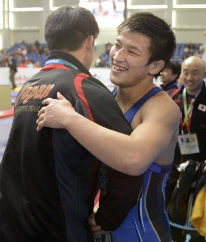五輪代表に決まり、コーチと抱き合って喜ぶ松本隆太郎