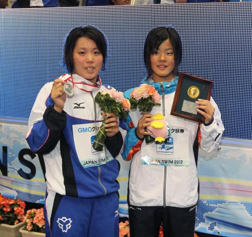 女子４００メートル個人メドレーでともに五輪代表を決めた高橋（左）と大塚（右）